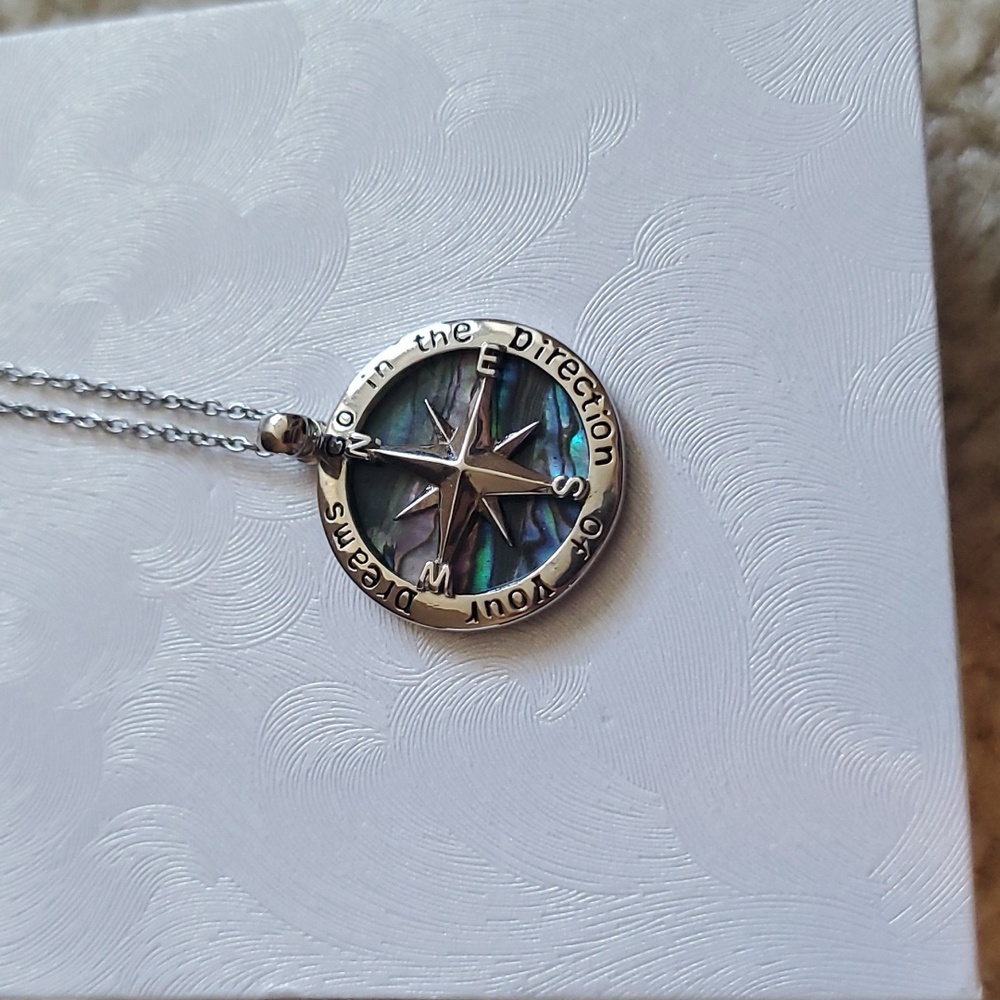 YFN Jewlers Silver Compass Necklass "Dreams go in the direction of your dreams"